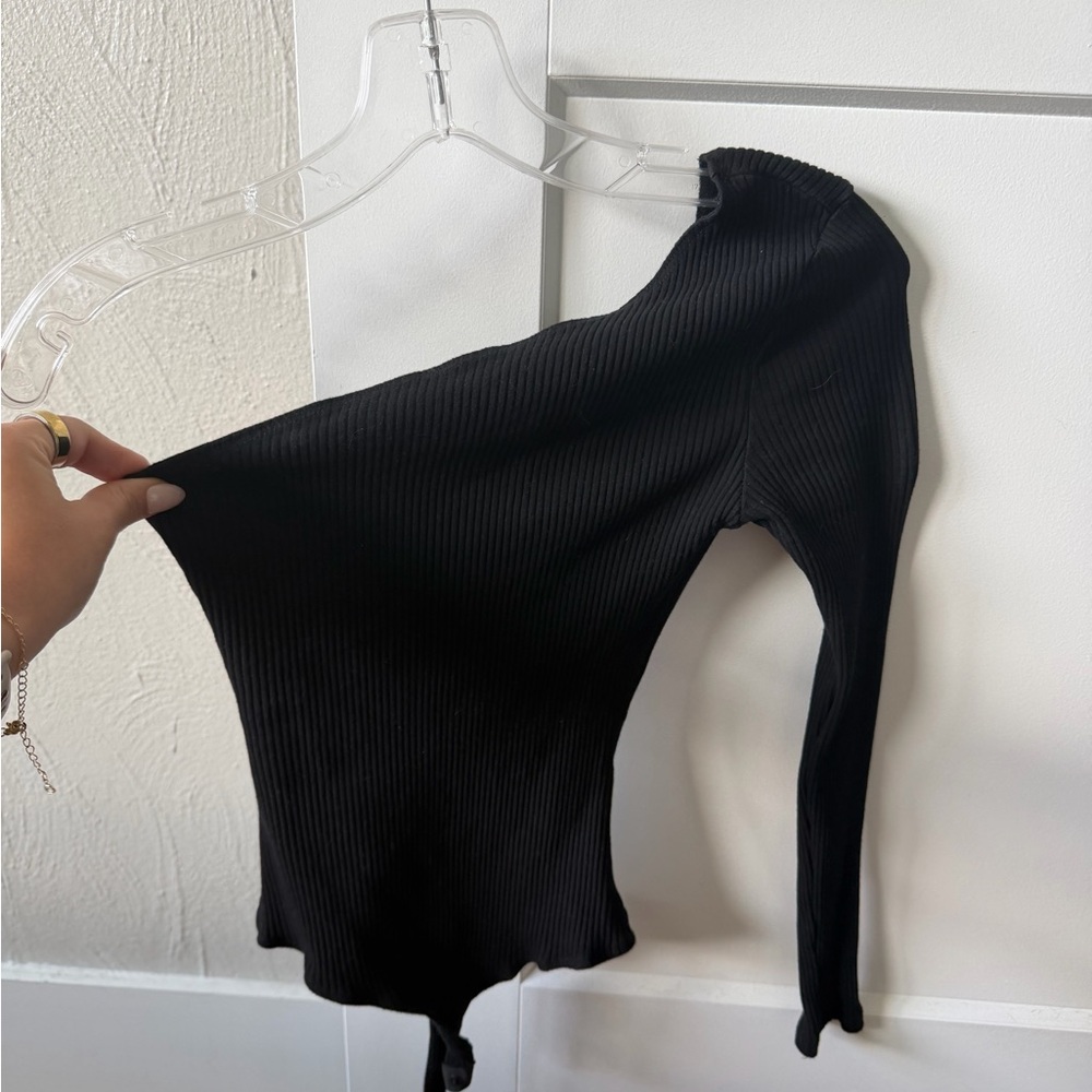 Ribbed One-Shoulder Black Top